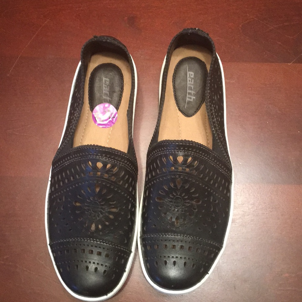NWOT-Earth Casual Shoes, Tayberry,